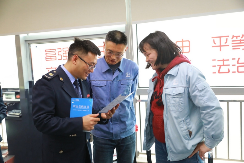 稅務干部為企業財務講解稅企直連試點服務。