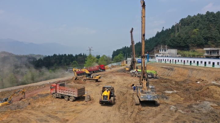 大型機(jī)械正在緊張作業(yè)。謝永奇 攝.JPG