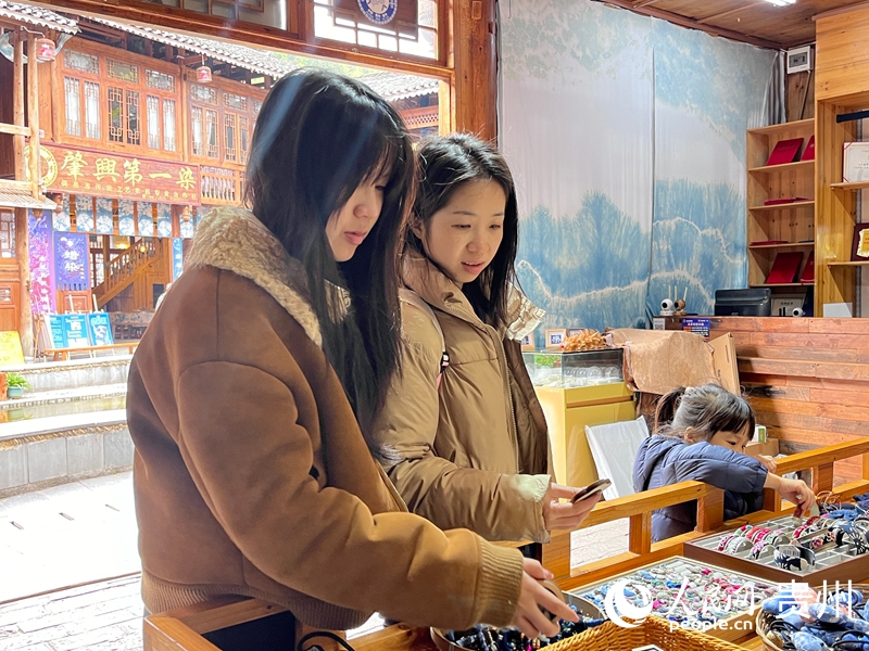游客挑選非遺文創。人民網 陳潔泉攝