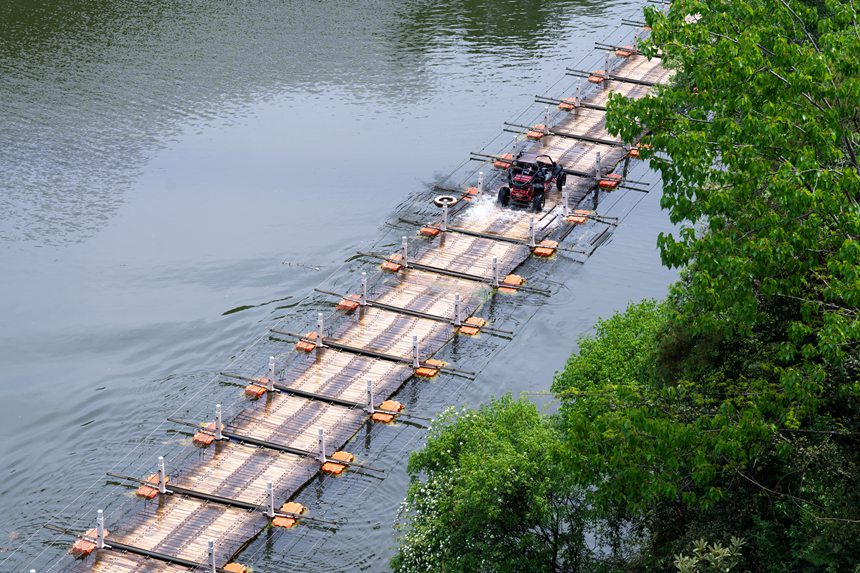 游客在景區內體驗越野卡丁車。王平亮攝