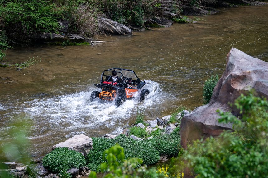 游客在景區內體驗越野卡丁車。王平亮攝