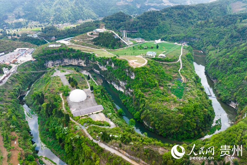 航拍黔西市中建鄉羊駝小鎮景區。人民網記者 涂敏攝