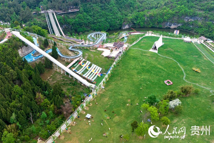 航拍黔西市中建鄉羊駝小鎮景區。人民網記者 涂敏攝