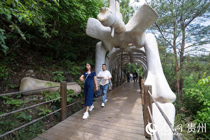 游客在景區(qū)內漫步。人民網記者 涂敏攝