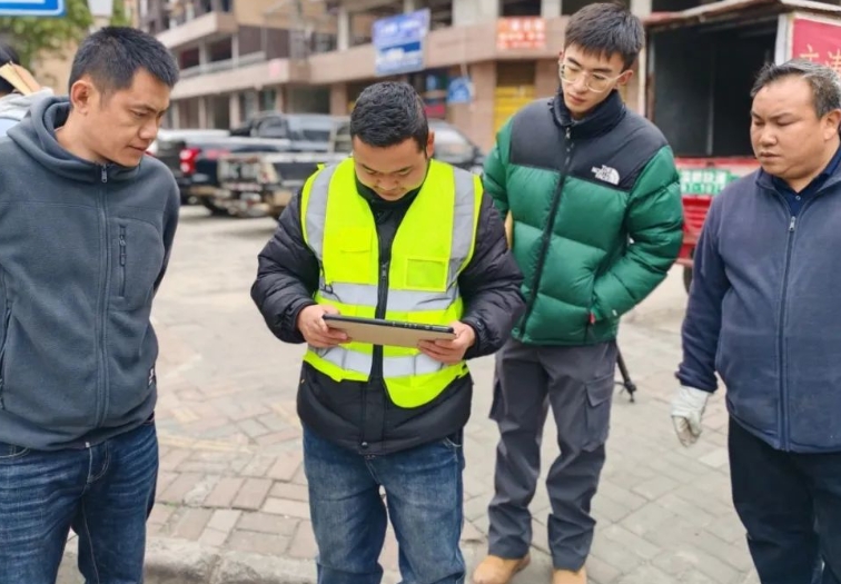工作人員正在檢查下水道淤堵情況。陳忠校 攝