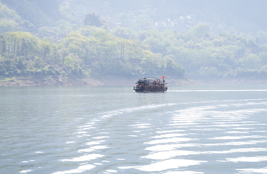 穿行于烏江江面的游船。王平亮攝