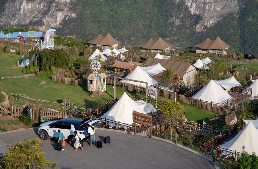 前來游玩的游客入住化屋村露營基地。王平亮攝