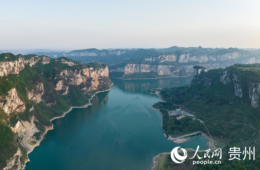 航拍貴州省畢節(jié)黔西市新仁苗族鄉(xiāng)化屋村。人民網(wǎng)記者 涂敏攝