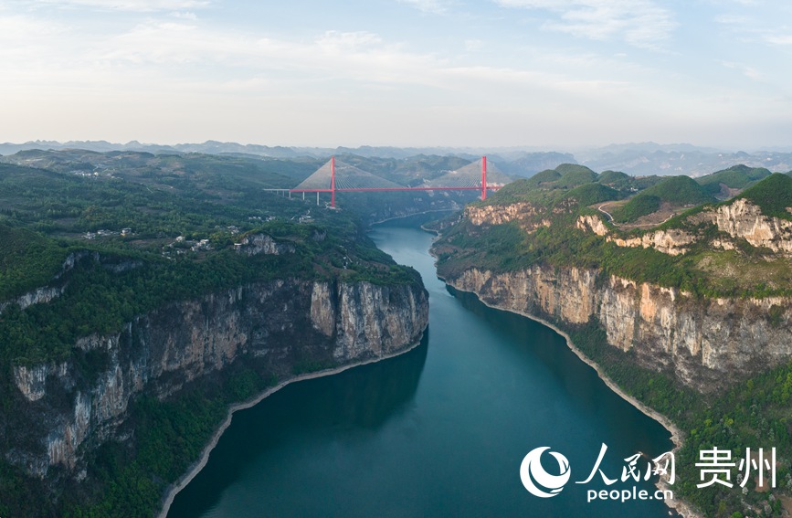 航拍化屋村前的烏江與鴨池河大橋。人民網記者涂敏攝