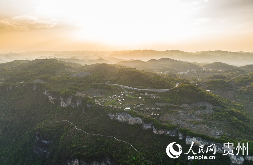 航拍夕陽下的化屋村露營基地。人民網記者 涂敏攝