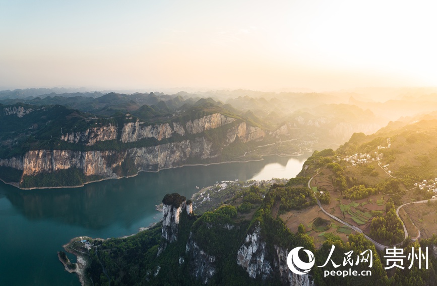 航拍夕陽下的化屋村。人民網記者 涂敏攝