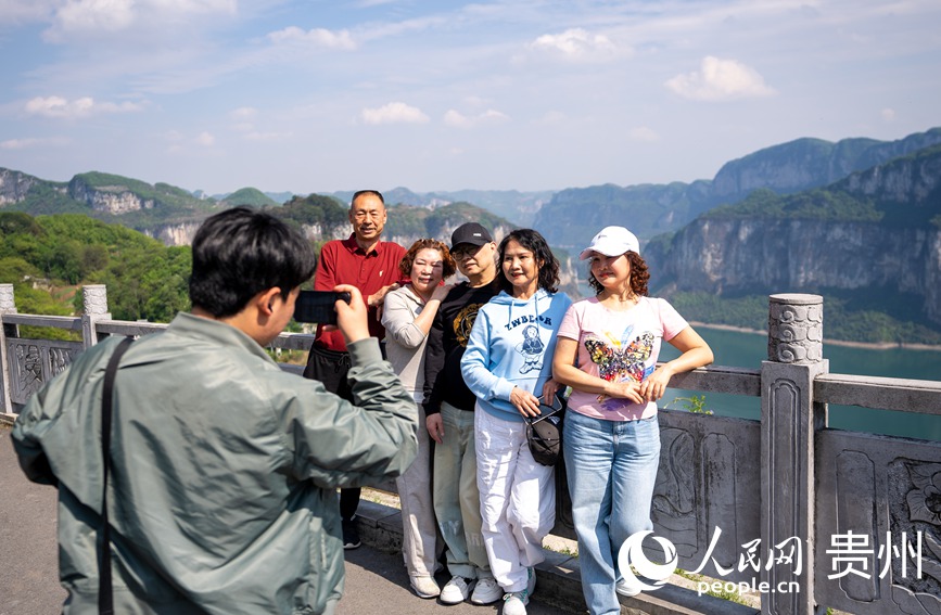游客在化屋村觀景臺打卡拍照。人民網記者 涂敏攝