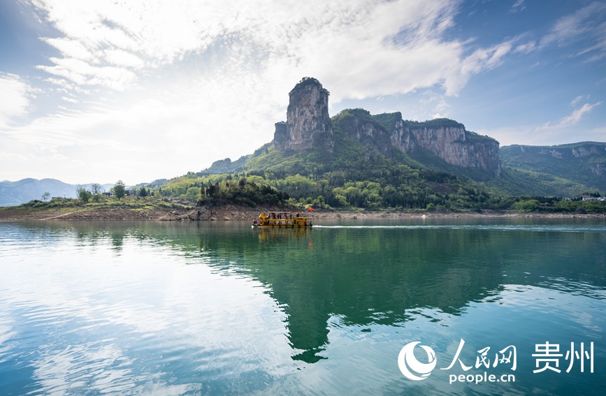 穿行于烏江江面的游船。人民網記者 涂敏攝