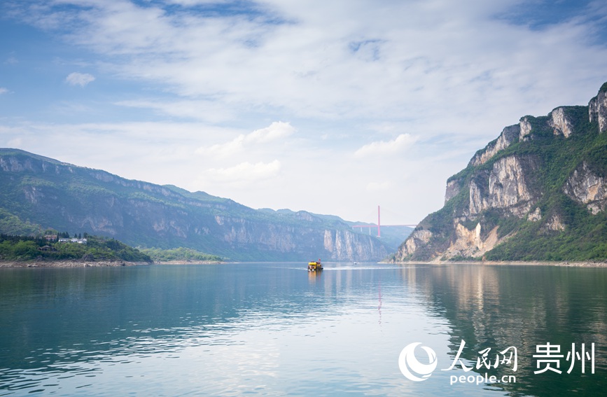 穿行于烏江江面的游船。人民網(wǎng)記者 涂敏攝