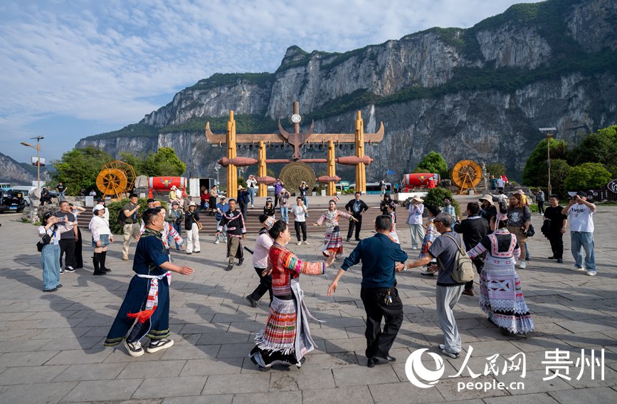 當(dāng)?shù)卮迕窈陀慰鸵黄鹛琛Ｈ嗣窬W(wǎng)記者 涂敏攝