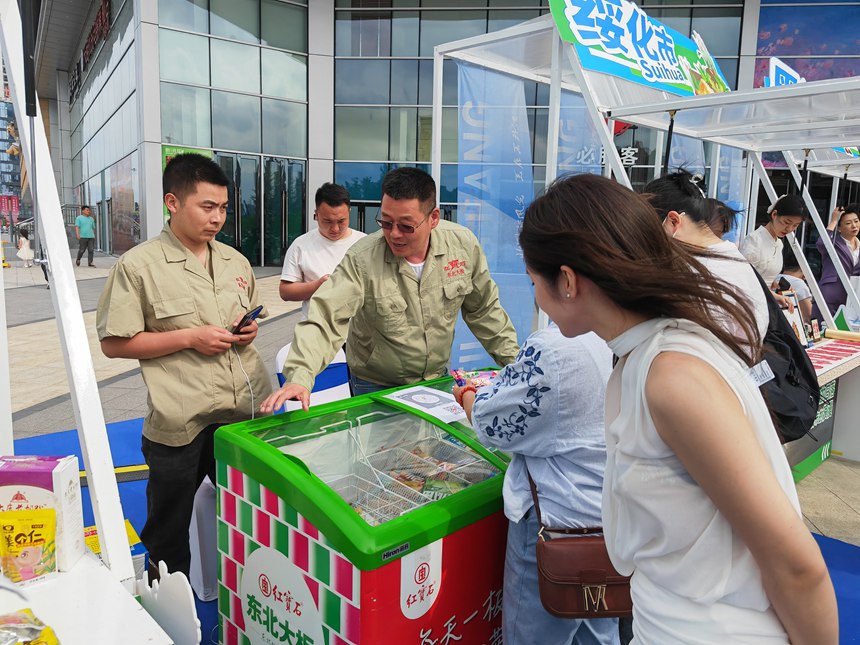 黑龍江文旅推薦官向貴陽市民解說。