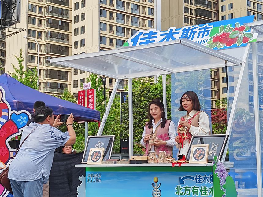 貴陽市民前來打卡記錄。