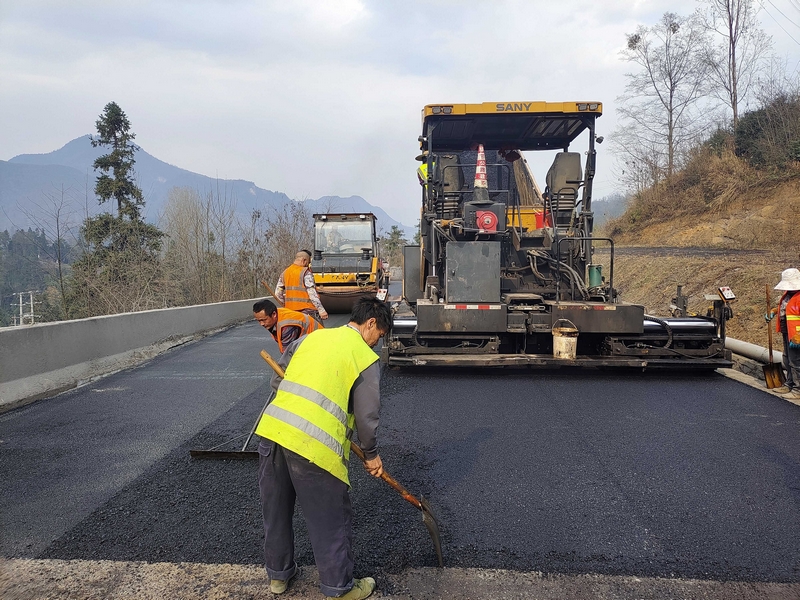開展公路日常養護工作。吳磊攝