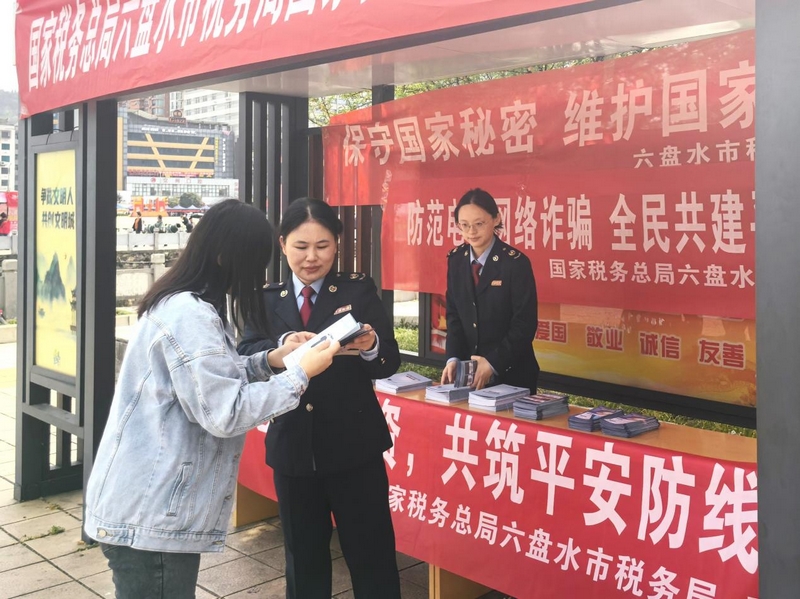 稅務(wù)人員為群眾發(fā)放并解讀宣傳手冊。梁敏攝