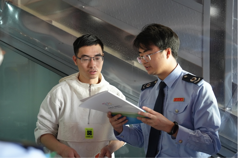 圖為稅務(wù)干部給商戶做合規(guī)經(jīng)營宣講。何坤攝