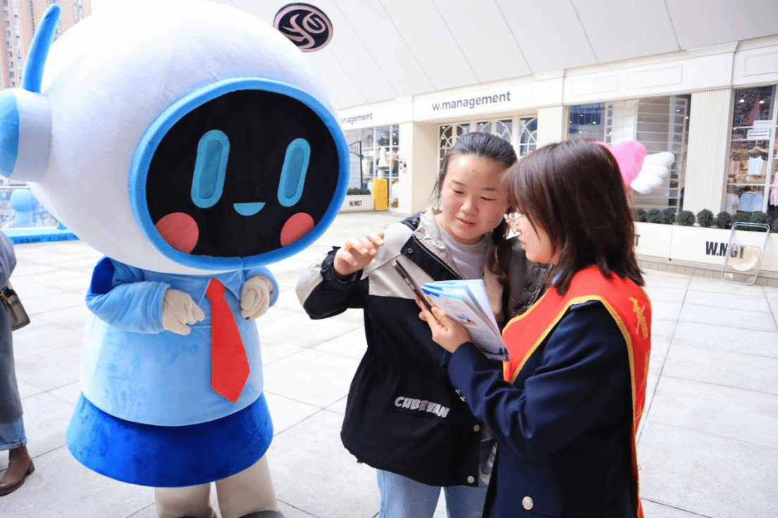 “手把手”輔導納稅人使用個人所得稅APP。