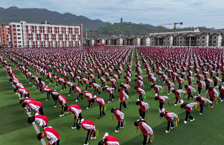 赫章一中阿西里西課間操。陳春志 攝.JPG