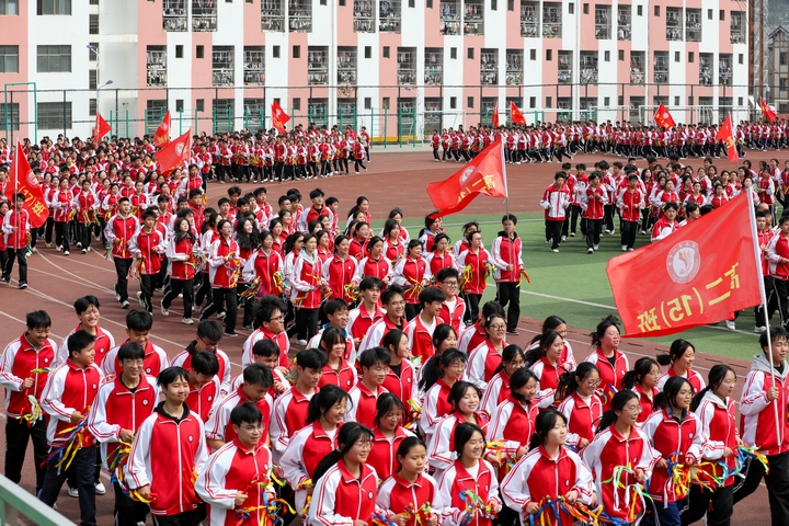 赫章一中阿西里西課間操。陳春志 攝 .JPG