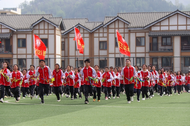 赫章一中阿西里西課間操跑操環節。閔罡 攝.JPG
