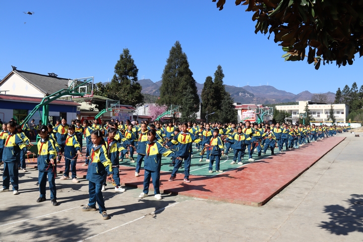 雉街彝族苗族鄉中心小學阿西里西課間操。閔罡 攝 .JPG