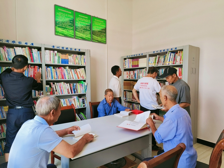 群眾正在文家店鎮紅旗村的數字農家書屋看書。思南融媒體中心供圖.jpg