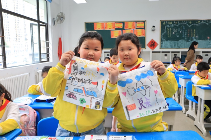 圖為同學們展示稅收繪畫作品。