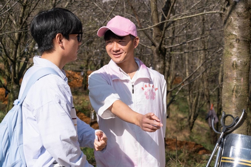 “小青衛”在貴安櫻花園開展道路指引志愿服務。