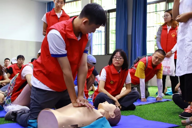 “小青衛”開展急救培訓志愿服務。