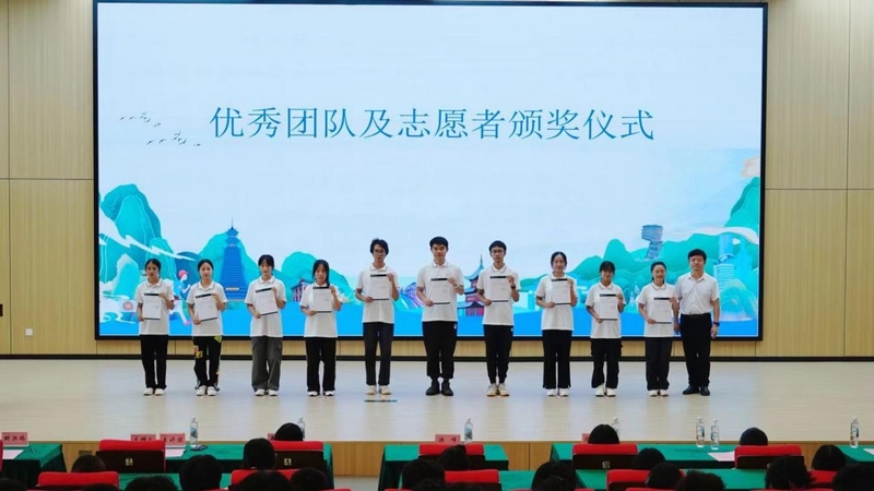 群醫學試點項目優秀“小青衛”志愿者頒獎儀式。