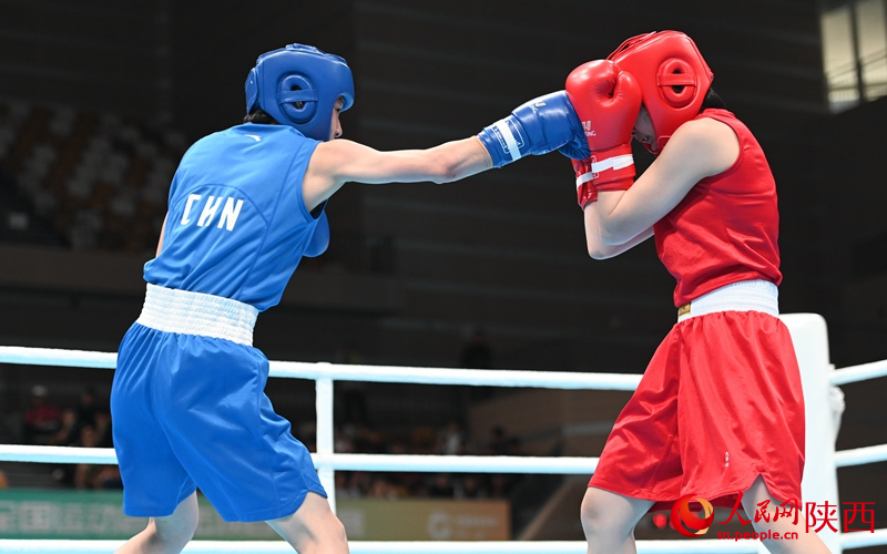 運(yùn)動(dòng)員們?cè)谫悎錾霞ち覍?duì)抗。人民網(wǎng)記者 白鴿攝