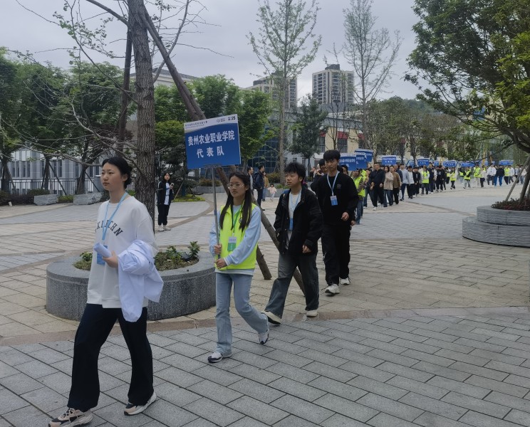 參賽隊伍入場。