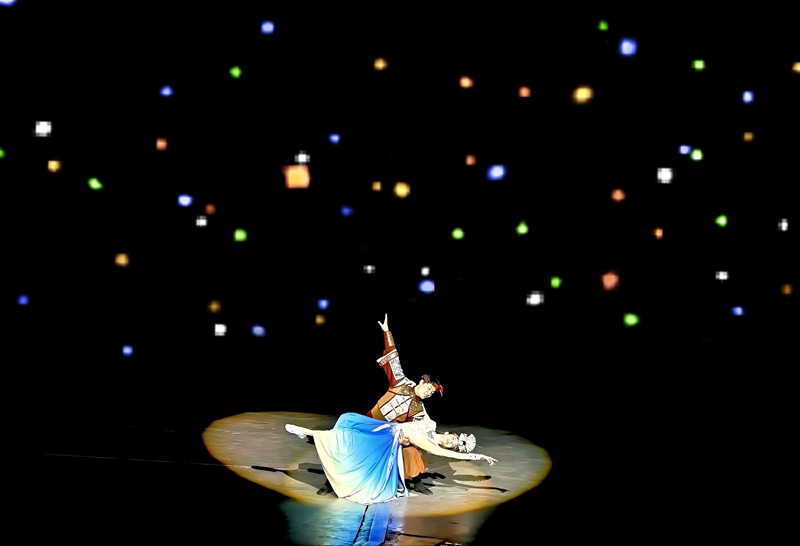 大型實(shí)景苗族歌舞詩劇《仰歐桑》。