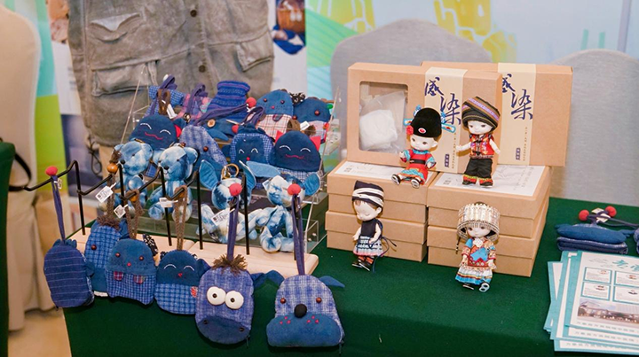 10、“黃小西”民族娃娃文創產品。