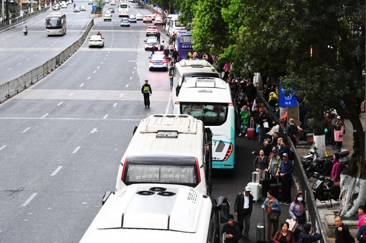 游客正在延安南路旅游大巴集散點乘車前往省內各旅游景區景點。趙松攝.jpg
