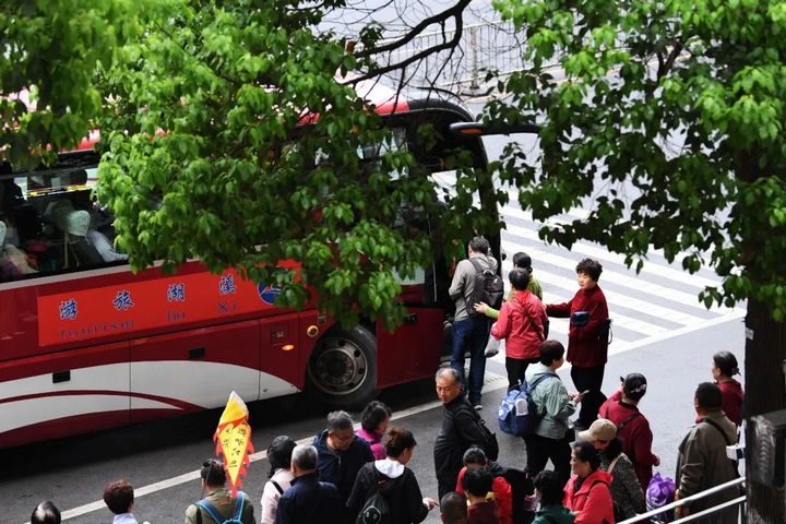 游客有序上車。趙松攝.jpg