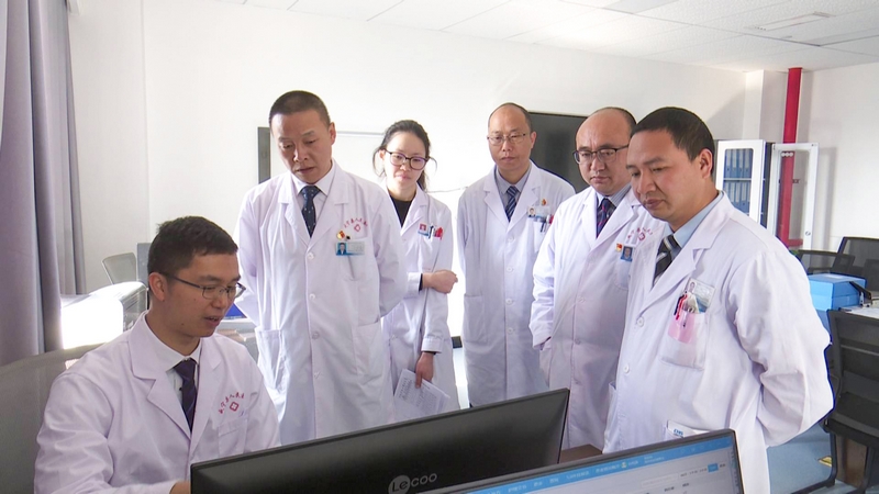 黃永業正和醫生們討論疑難病例。