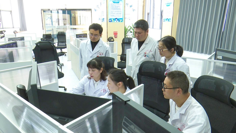 梁翠媚正指導閱片。