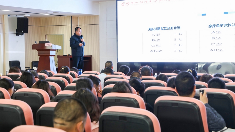 盧登球在開展培訓。