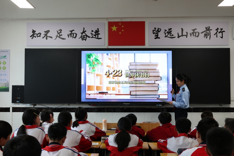 國家稅務總局金沙縣稅務局青年干部利用世界讀書日，與金沙縣第三中學聯合開展主題課堂。圖為稅務干部為青少年講解閱讀方法。朱泫粼