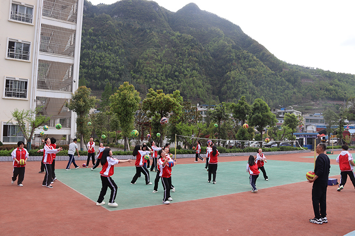 體育課上選擇排球板塊的學生在上課   彭靜  攝