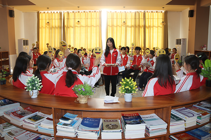 學生參加學校讀書分享會   彭靜  攝