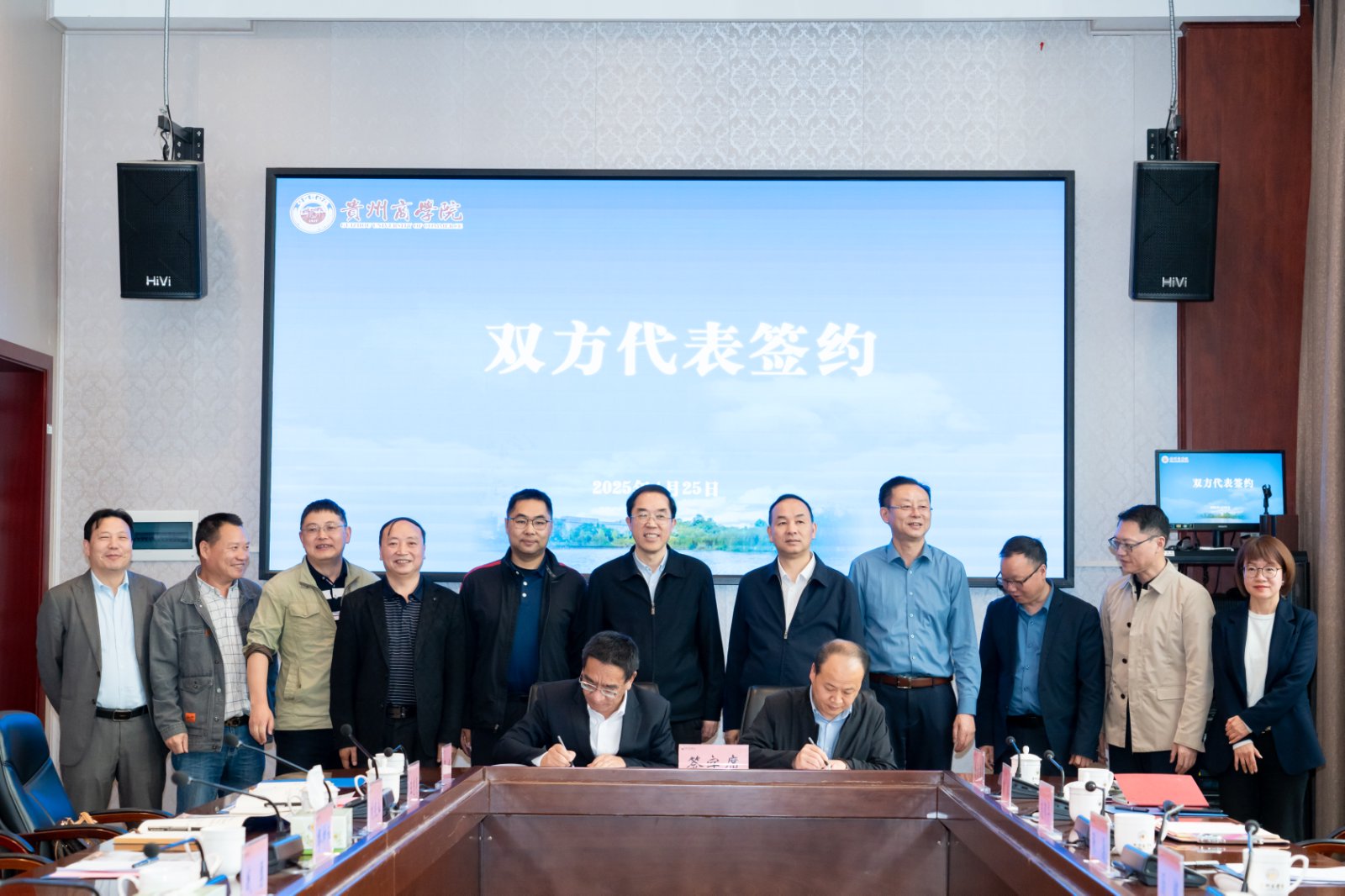 羅兵與繆坤和代表兩校簽署合作協議。