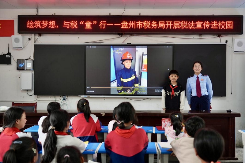 稅務干部為孩子們生成AI夢想職業照。李琪攝