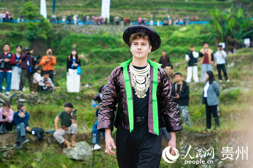 模特在貴州省從江縣加榜梯田上參加“T”田秀活動。人民網 陽茜攝