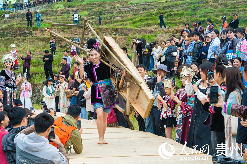 村民在貴州省從江縣加榜梯田上參加“T”田秀活動(dòng)。人民網(wǎng) 陽茜攝